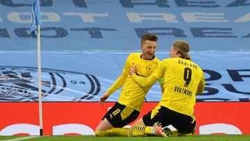 Haaland y Reus celebran un tanto en el Etihad Stadium.