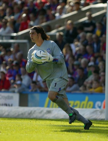 El cancerbero argentino debutó en el Platense de su país en 1997, también visitió los colores del Dundee FC de Escocia y en 2004 llegó al Crystal Palace, club con el cual ya lleva 14 años. Es el portero con más partidos disputados en la historia del cuadro inglés. 