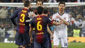 Jugadores de Madrid y Bar&ccedil;a se saludan tras el &uacute;ltimo Cl&aacute;sico.