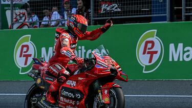 Marc Márquez celebra su victoria en la carrera esprint del GP de Tailandia.