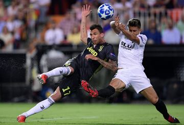 Gabriel Paulista y Mario Mandzukic.