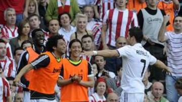 <b>BAILE TRIUNFAL. </b>Cristiano corrió a la banda tras marcar el 0-3 para celebrarlo con Marcelo; ambos se marcaron una danza especial para la ocasión.
