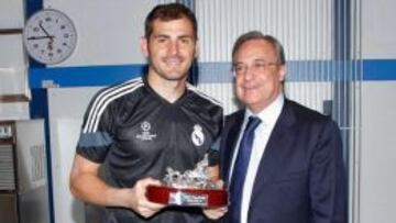 Florentino Pérez entregó al capitán madridista una réplica de La Cibeles que llevaba la inscripción 'Iker Casillas 1999-2014'.