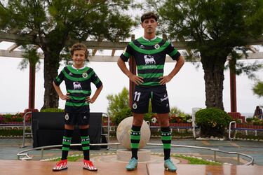 Marco Camus con la segunda equipaci¨®n que lucir¨¢ el Racing 22/23.