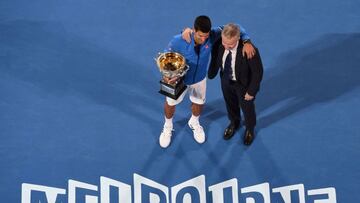 El tenista serbio Novak Djokovic posa junto a Craig Tiley tras ganar el Open de Australia 2015.