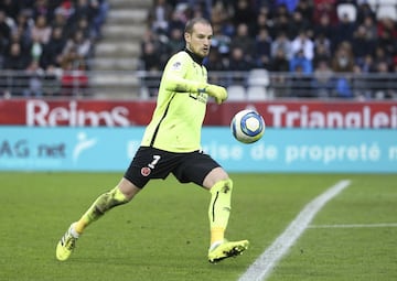El portero serbio que lleg¨® el pasado verano a las filas del conjunto franc¨¦s procedente del f¨²tbol israel¨ª es despu¨¦s de Keylor Navas, el guardameta que presenta mejores n¨²meros de la Liga francesa: ha jugado 30 encuentros, y en 13 no encaj¨®. S¨ª recibi¨® 21 tantos en los 17 restantes.