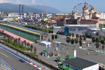 Tiene dos zonas de DRS y curvas más bien cerradas típicas de un entorno urbano porque más de un tercio del circuito ocupa vía pública. 