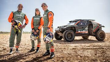 Al Attiyah, Cristina Gutiérrez y Loeb, pilotos de Dacia, junto al Sandrider.