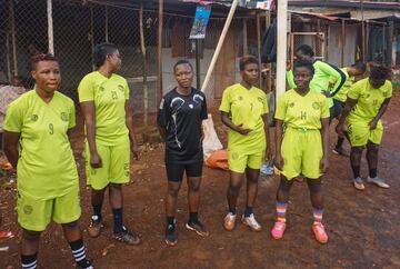 Las mujeres del Centro de Servicios Correccionales entrenan para la primera liga profesional femenina de Sierra Leona.