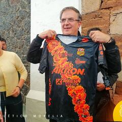 Marcelo Ebrard posa con playera del Atlético Morelia