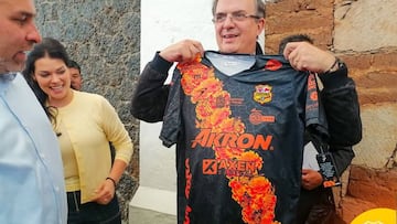 Marcelo Ebrard posa con playera del Atlético Morelia