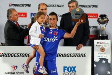 Eduardo Vargas recibe el premio como el mejor jugador de la Copa Sudamericana 2011.