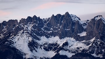 Kitzbuehel (Austria), 22/01/2025.- A general view on mountains in the Alps after a training session for the Men's Downhill race at the FIS Alpine Skiing World Cup in Kitzbuehel, Austria, 22 January 2025. EFE/EPA/ANNA SZILAGYI