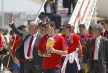 Como Seleccionador Nacional cuenta en su haber con la única Copa del Mundo (2010) conseguida, y una Eurocopa (2012). 
Llegada de la Selección a Madrid. Casillas con el título Mundial conseguido en Johannesburgo, Sudáfrica en 2012. En un partido inolvidable ante Holanda con el gol de Iniesta.