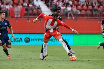 Baptistao pugna por el balón. 