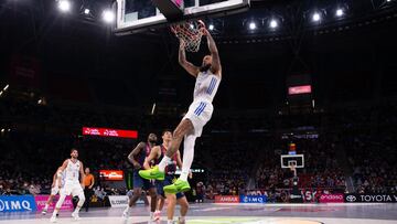 Vincent Poirier, p&iacute;vot del Real Madrid, machaca el aro del Baskonia.