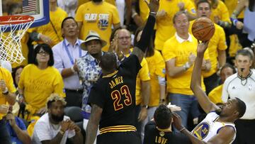 MMD04. Oakland (United States), 05/06/2017.- Golden State Warriors forward Kevin Durant (R) knocks down a two point basket as he falls back against Cleveland Cavaliers forward LeBron James (L) and forward Kevin Love (C) in the second half of game two of the NBA Finals basketball game at Oracle Arena in Oakland, California, USA, 04 June 2017. The Warriors beat the Cavaliers and won their fourteenth playoff game in a row. The series moves to Cleveland for game three. (Baloncesto, Estados Unidos) EFE/EPA/MONICA M. DAVEY