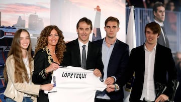 Lopetegui, su lado personal:
Su mujer Rosa Maqueda y sus tres hijos