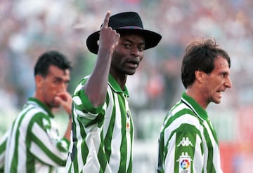 El jugador nigeriano, Finidi, celebraba muchos de sus goles con el Betis poniéndose un sombrero cordobés. 

 