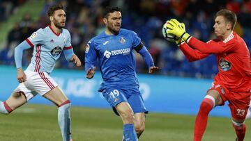 Jorge Molina disputa un bal&oacute;n durante un partido con el Getafe.