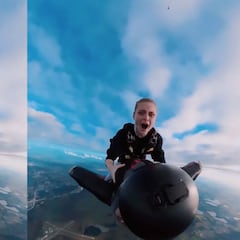 Las redes no dan crédito: salta sobre un hombre pájaro desde un paracaidista