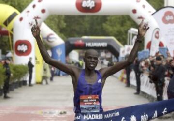 Ezekiel Kiptoo Chebii, cruza la meta para repetir victoria en la 38 edición del 'EDP Rock 'n' Roll Madrid Maratón