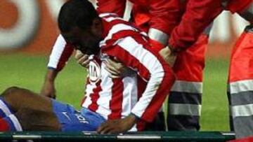 El delantero francés Florent Sinama Pongolle, que anoche tuvo que ser retirado en camilla en el partido liguero ganado por su equipo, el Atlético de Madrid, al Barcelona (4-3), sufre un traumatismo en el tendón de Aquiles y en el tobillo izquierdo que no le impedirá jugar el derbi frente al Real Madrid.