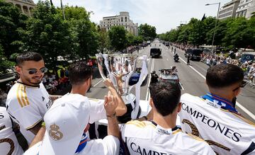 El trofeo recorriendo las calles de la capital española.