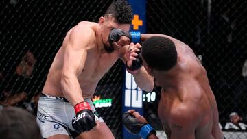 Hill golpea a Walker en el UFC Vegas 48.