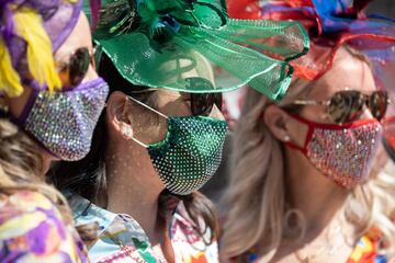 Aficionados a la hípica en el Churchill Downs de Kentucky durante la Kentucky Oaks.