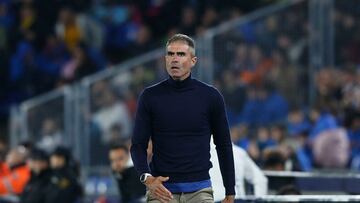 GETAFE (MADRID), 25/11/2023.- El técnico de la UD Almería Gaizka Garitano, durante el partido de la jornada 14 de LaLiga que Getafe CF y UD Almería disputan hoy sábado en el Coliseum de Getafe. EFE/Rodrigo Jiménez