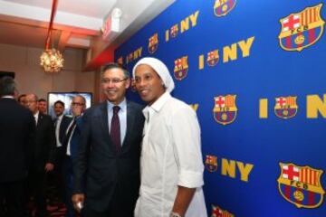 Josep María Bartomeu con Ronaldinho.
