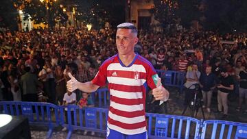 José Callejón durante su presentación. Apunta  titular.