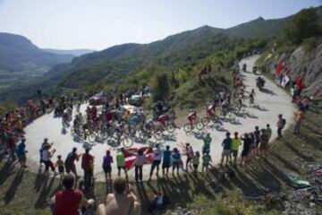 El pelotón durante la undécima etapa de la Vuelta Ciclista España que ha transcurrido entre Pamplona y San Miguel de Aralar (Navarra), de 153,4 kilómetros.