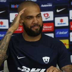 Dani Alves firmó su contrato con Pumas