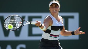 Bianca Andreescu devuelve una bola ante Angelique Kerber durante la final femenina del BNP Paribas Open en el Indian Wells Tennis Garden de Indian Wells, California.