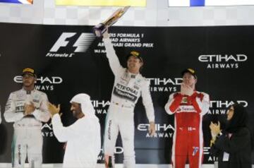 Nico Rosberg celebra su triunfo en el podio acompañado de Lewis Hamilton y Kimi Raikkonen.