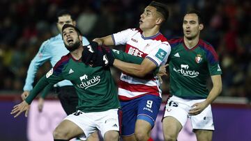 Fran Mérida pelea un balón con Ponce.