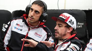 GRAF7709. LE MANS (FRANCIA), 13/06/2019.- El espa&ntilde;ol Fernando Alonso, (dch), que lidera, a bordo de su Toyota TS050 Hybrid, junto al japon&eacute;s Kazuki Nakajima y el suizo Sebastien Buemi, el Mundial de Resistencia (WEC, en siglas inglesas), prepara en el circuito de Sarthe las 24 Horas de Le Mans que se disputa este fin de semana. EFE/TOYOTA GAZOO/JAMES MOY SOLO USO EDITORIAL NO VENTAS