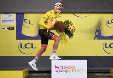 Tadej Pogacar ganador de la etapa de hoy y del Tour de Francia. 