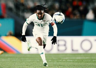 Barbra Banda, jugadora de Shanghái Shengli Football Club de la Superliga de China, observa fijamente el esférico.