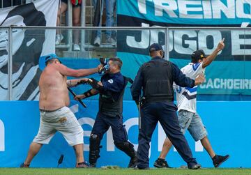 Los radicales del Gremio saltaron al terreno de juego durante el encuentro frente a la Sociedade Esportiva Palmeiras. Los asaltantes destrozaron el VAR como protesta de la derrota. 