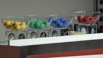 Cuatro bombos con bolas de colores están preparados para realizar un sorteo de la RFEF.