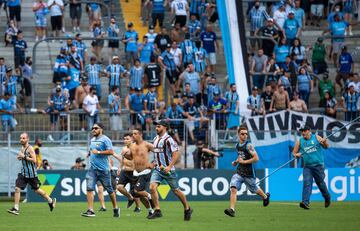 Los radicales del Gremio saltaron al terreno de juego durante el encuentro frente a la Sociedade Esportiva Palmeiras. Los asaltantes destrozaron el VAR como protesta de la derrota. 