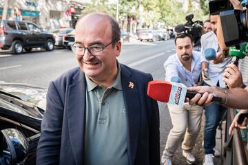 El ministro de Cultura y Deportes en funciones, Miquel Iceta, atiende a los medios a su salida de la reunión de la Ejecutiva Federal del PSOE en la sede del partido, a 16 de agosto de 2023, en Madrid (España). Tras la reunión, el presidente del Gobierno en funciones y secretario general del PSOE, Pedro Sánchez mantendrá un encuentro con los diputados y senadores socialistas en el Congreso de los Diputados. Estos encuentros tienen lugar justo un día antes de que el 17 de agosto se celebre el pleno de constitución del Congreso y del Senado. Además, se producen después de dar el PSOE a conocer ayer que propondrá a la anterior presidenta de Baleares, Francina Armengol, para la Presidencia del Congreso de los Diputados.
16 AGOSTO 2023;SOCIALISTAS;PSOE;PARTIDO;SOCIALISTA;REUNIÓN;MESA;CONGRESO;PIXELADA
Diego Radamés / Europa Press
16/08/2023