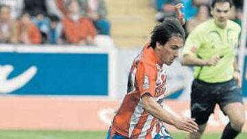<b>PERSEGUIDO. </b>Gerardo recibe una entrada en el partido que jugó el Sporting ante el Tenerife en Gijón.