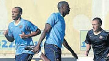 <b>MADRUGADORES. </b>Thierry Henry y Touré Yaya, ayer en La Masia.