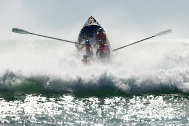 La SNB Surf Boat Premiership es una competición de botes de salvamento organizada por la Asociación de Socorrismo
de Sydney Norte, en Australia. Varios equipos de clubes locales rivalizan a lo largo de la temporada para ganar
puntos y prestigio. En la imagen, uno de los botes participantes recibe el impacto de una ola en una playa de Manly.