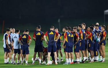 Luis Enrique charla con el grupo durante el entrenamiento.
