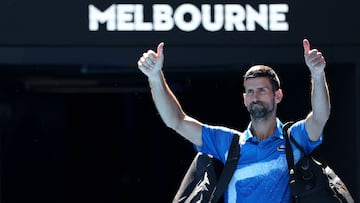 Novak Djokovic se despide del público de Australia tras abandonar contra Alexander Zverev.